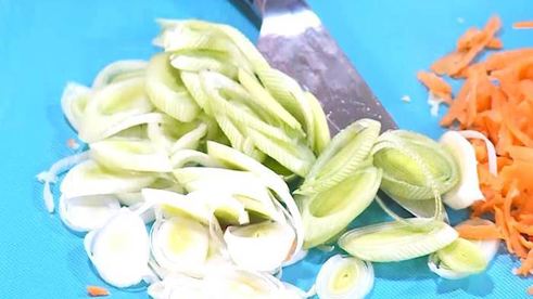 капустные оладьи с морковью и луком-пореем