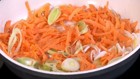 капустные оладьи с морковью и луком-пореем