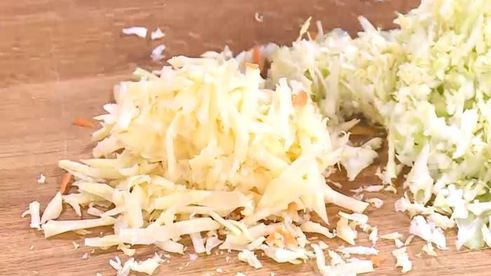 капустные оладьи с морковью и луком-пореем