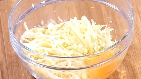 капустные оладьи с морковью и луком-пореем