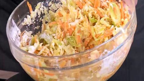 капустные оладьи с морковью и луком-пореем