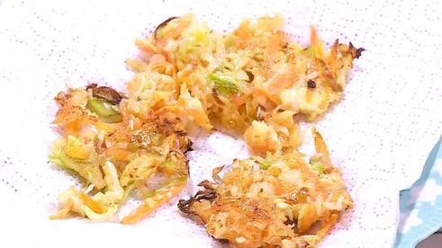 капустные оладьи с морковью и луком-пореем