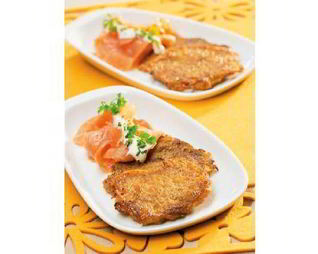 Картофельные оладьи с копченой семгой