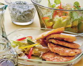 Кукурузные оладьи с салатом