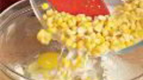 кукурузные оладьи с салатом