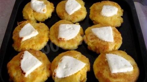 кукурузные оладьи с сыром моцарелла