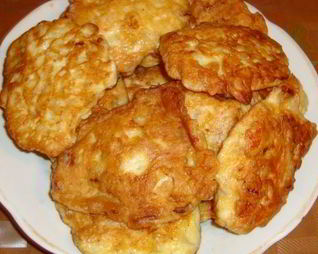 Куриные оладьи с луком и майонезом