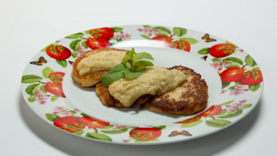 Рецепт оладьи из сельдерея с яблочным соусом