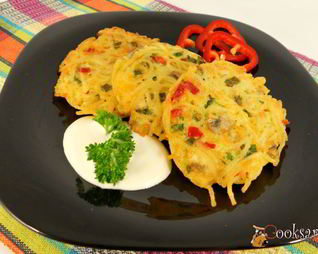 Оладьи из спагетти с грибами, зеленью и сыром