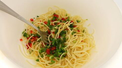 оладьи из спагетти с грибами, зеленью и сыром