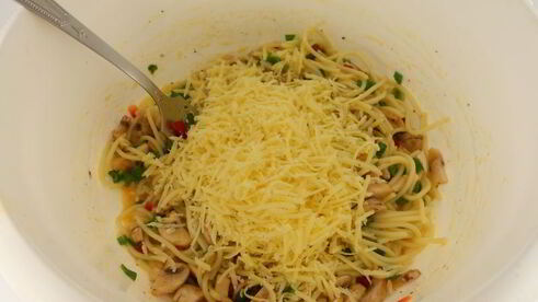 оладьи из спагетти с грибами, зеленью и сыром