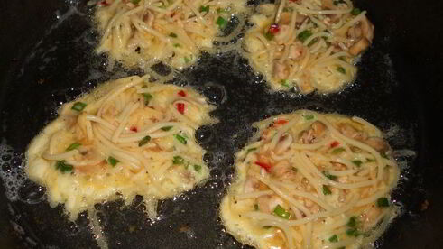 оладьи из спагетти с грибами, зеленью и сыром