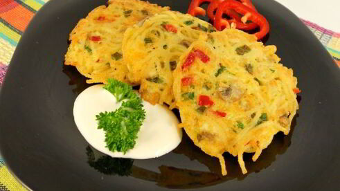 оладьи из спагетти с грибами, зеленью и сыром