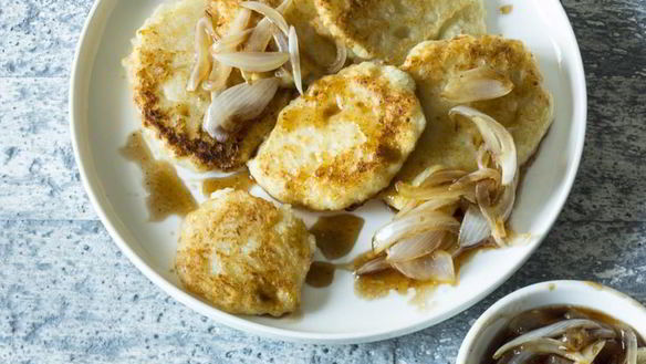 Рецепт Оладьи из цветной капусты с карамелизованным луком