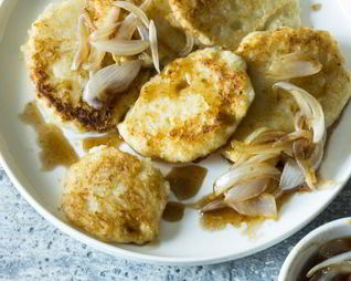 Оладьи из цветной капусты с карамелизованным луком