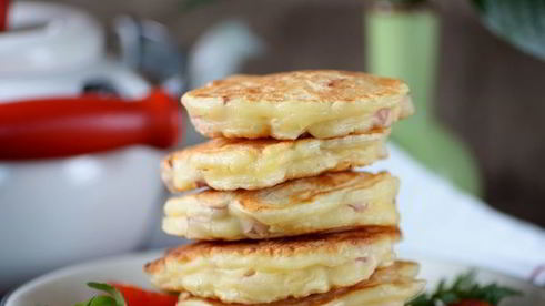 оладьи с колбасой и сыром