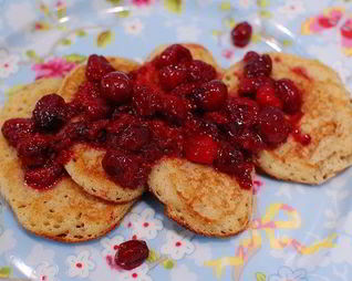 Оладьи с полентой и корицей под ягодным соусом