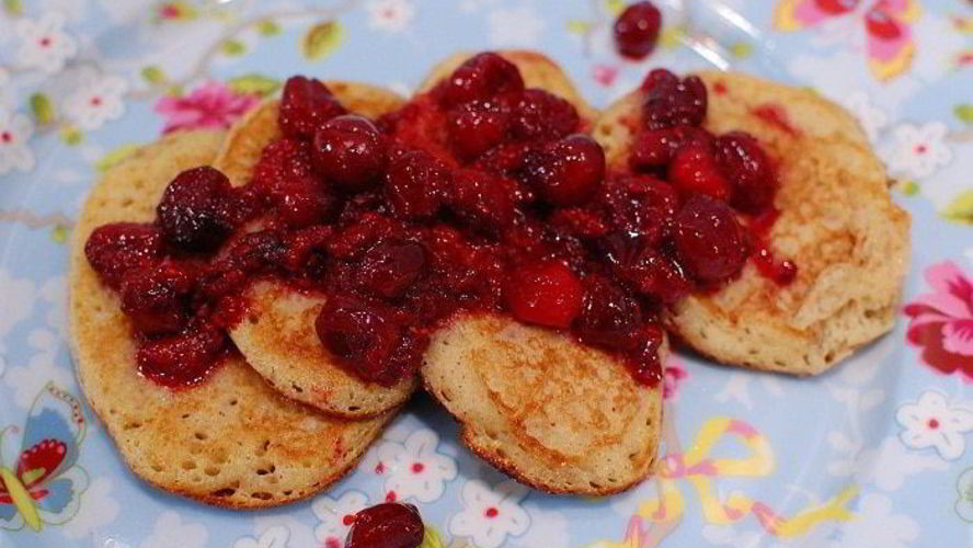 Рецепт оладьи с полентой и корицей под ягодным соусом