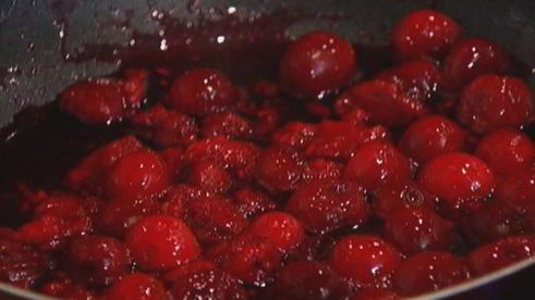 оладьи с полентой и корицей под ягодным соусом