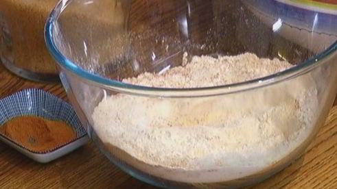 оладьи с полентой и корицей под ягодным соусом