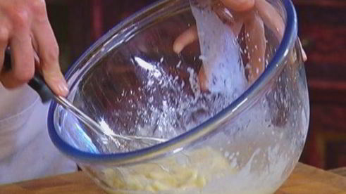 оладьи с полентой и корицей под ягодным соусом