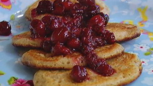 оладьи с полентой и корицей под ягодным соусом