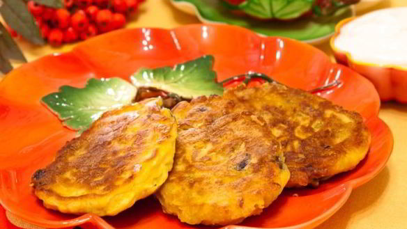 Рецепт Оладьи с тыквой и вяленой ягодой