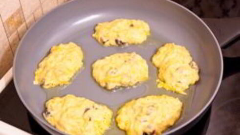 оладьи с тыквой и вяленой ягодой