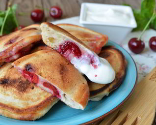 Оладьи с вишней на кефире