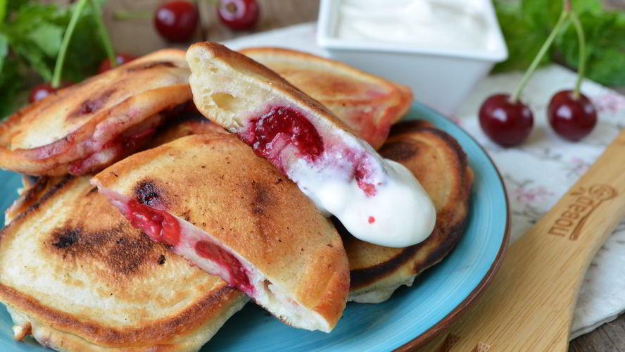 Рецепт оладьи с вишней на кефире