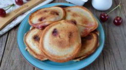 оладьи с вишней на кефире