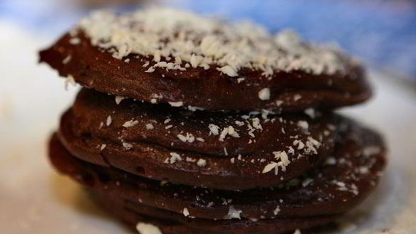 Рецепт Шоколадные оладушки со взбитыми сливками