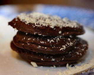 Шоколадные оладушки со взбитыми сливками