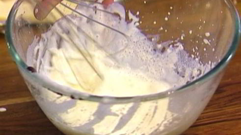 шоколадные оладушки со взбитыми сливками