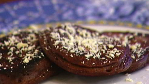 шоколадные оладушки со взбитыми сливками