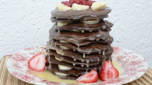 Рецепт Шоколадные оладьи с карамельным соусом и бананами