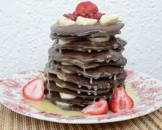 Шоколадные оладьи с карамельным соусом и бананами