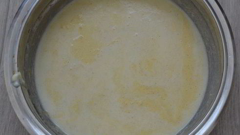 шоколадные оладьи с карамельным соусом и бананами