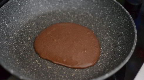 шоколадные оладьи с карамельным соусом и бананами