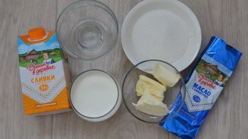 шоколадные оладьи с карамельным соусом и бананами