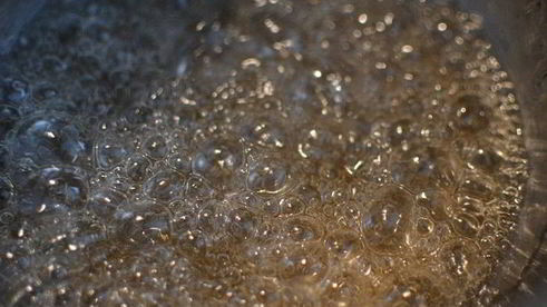 шоколадные оладьи с карамельным соусом и бананами