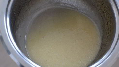 шоколадные оладьи с карамельным соусом и бананами