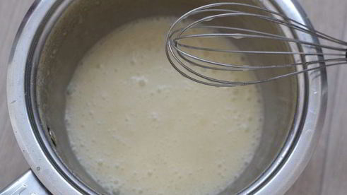 шоколадные оладьи с карамельным соусом и бананами