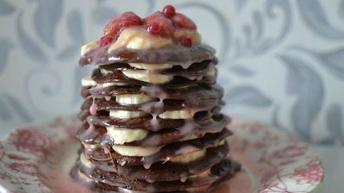 шоколадные оладьи с карамельным соусом и бананами