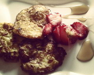 Яблочные оладьи с клубникой и кленовым сиропом