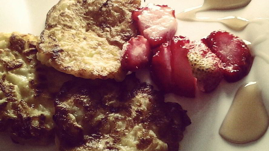 Рецепт яблочные оладьи с клубникой и кленовым сиропом