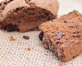 Бискотти с кэробом и клюквой