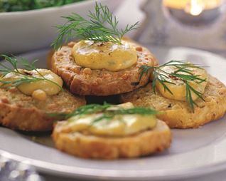 Французские крекеры с соусом из голубого сыра