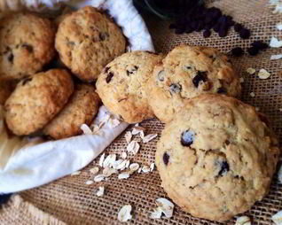 Овсяное печенье с шоколадными каплями и орехами