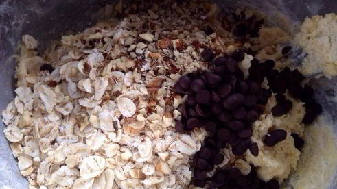 овсяное печенье с шоколадными каплями и орехами